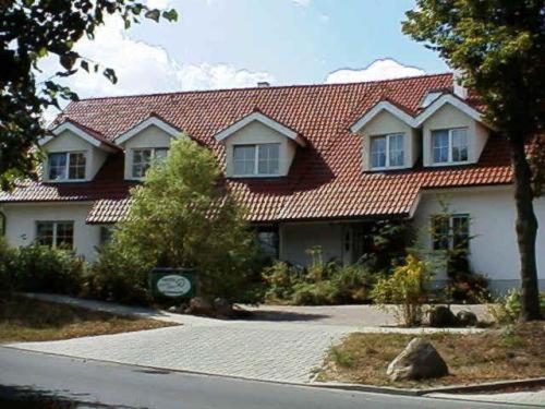 Hotel Lindenstrasse Нойенхаген Экстерьер фото